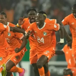 Сборная Кот-д'Ивуар выигрывает у защитников титула Сенегала после победы в серии пенальти со счетом 5-4 на Кубке африканских наций 2023 года.