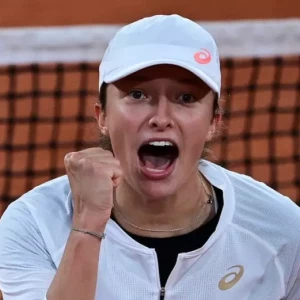 Свёнтек стала победительницей первого матча турнира в Пекине.
