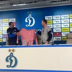 В Динамо вручили Личке розовый свитер