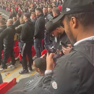 Болельщик подстригся на стадионе во время матча Брайтона и МЮ