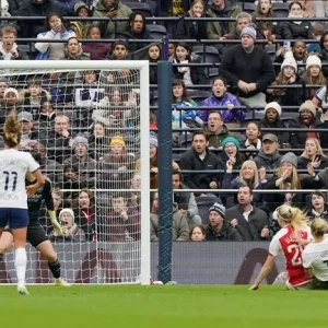 Тоттенхэм добивается успеха против Арсенала, в то время как Ливерпуль шокирует Манчестер Юнайтед - основные моменты обсуждения в Женской Суперлиге.