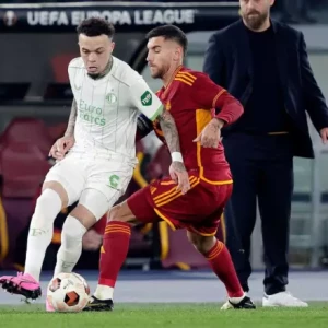«Рома» вышла в 1/8 финала Лиги Европы, обыграв «Фейеноорд» по пенальти.