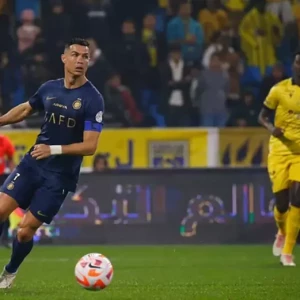 Криштиану Роналду забивает свой 54-й гол в сезоне во время решающей победы Аль-Насра.