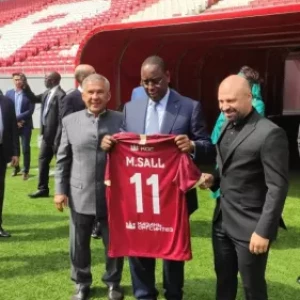 Карадениз вручил президенту Сенегала футболку Рубина