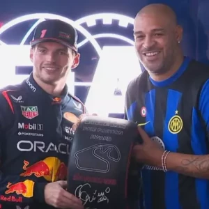 Бывший игрок «Интера» Адриано вручил Ферстаппену приз за победу в квалификации Гран-при Бразилии