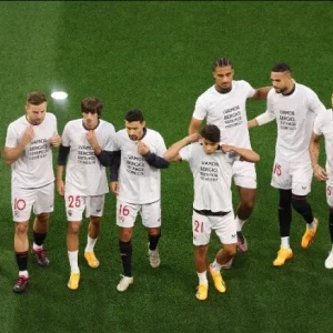 Игроки «Севильи» вышли на матч с «Ромой» в футболках в поддержку вратаря «ПСЖ» Рико