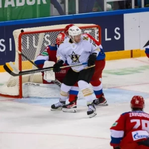 «Адмирал» продолжает выигрывать на турнире Sochi Hockey Open, победив сборную России во второй раз.