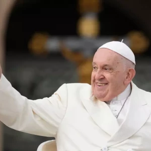 Реакция Папы Франциска на получение футболки мексиканской команды, вызвавшая вирусное распространение.