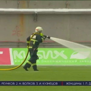 Газон перед матчем Кубка 2DROTS – «Динамо» поливали пожарные из своих гидрантов