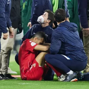 Футболисту «Севильи» Жоану Жордану попали палкой в голову. Матч с «Бетисом» прервали, его доиграют 16 января