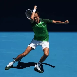 Медведев обратился за медицинской помощью во время второго круга матча на Australian Open.