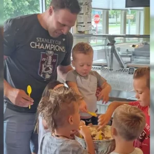 Защитник «Колорадо» накормил детей мороженым из Кубка Стэнли