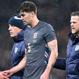 Джон Стоунз: Защитник "Манчестер Сити" травмированно покидает пол во время матча сборных Англии и Бельгии