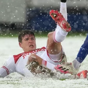 Соболев, барнаульский парень, проявил себя как красавчик в матче с «Балтикой». Ещенко подчеркивает, что в снегах по колено он чувствует себя как рыба в воде.