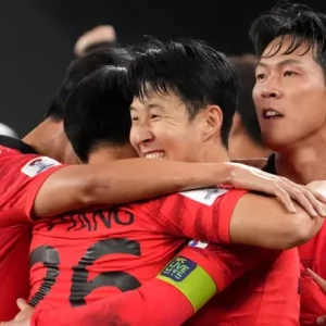 Блестящий штрафной удар Сон Хын Мина в дополнительное время обеспечивает Южной Корее драматическое прохождение в полуфинал Кубка Азии.