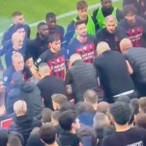 Игроки Милана выслушали претензии фанатов после поражения от Специи