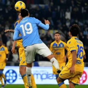 "Лацио" одержал победу над "Фрозиноне" благодаря трем забитым мячам за 14 минут.