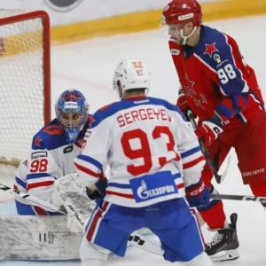 Молодой игрок «Динамо» рассказал, как помогал команде заработать в КХЛ после матчей против своего родного клуба.