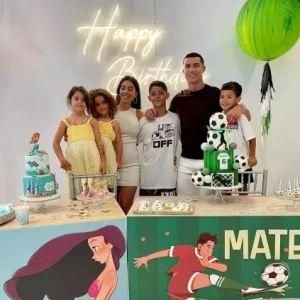 Роналду с семьей прилетел в Мадрид: отметил день рождения детей, представил минеральную воду