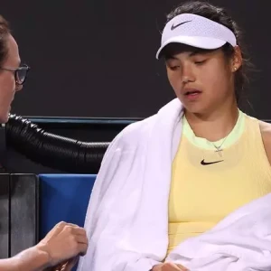 Эмма Радукану выбывает из Australian Open, потерпев поражение от Яфань Ван, а также Кэти Болтер также проигрывает.