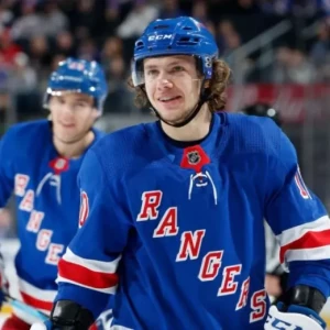 Артемий Панарин установил новые рекорды в России и в команде "Рейнджерс" по продолжительности результативной серии в Национальной хоккейной лиге (НХЛ).