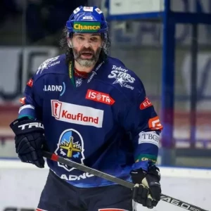 Ягр, 51-летний хоккеист, сделал две голевые передачи в матче чемпионата Чехии в составе команды "Кладно".