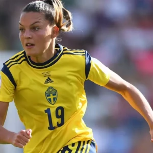 Футболистка из Швеции выражает свою ярость: судья только ухмыляется, не отвечая