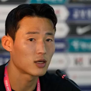 Футболист из Южной Кореи Сон Чжун Хо вернулся домой после ареста в Китае по подозрению в получении взяток