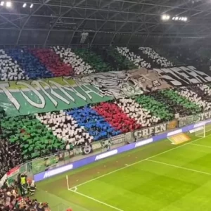 Фанаты «Ференвцароша» выложили на трибунах российский флаг перед матчем чемпионата Венгрии