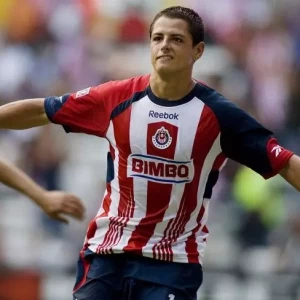 Чичарито вернулся в мексиканский клуб "Гвадалахара", где начал свою футбольную карьеру.