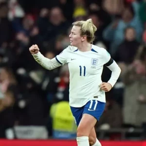 "Сборная Англии женщины 3-2 сборная Нидерланды женщины: Элла Тун завершает разворот, когда Львицы совершают сенсационную победу в ожесточенной борьбе"