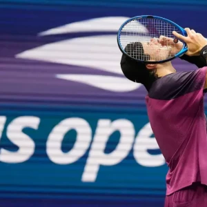 Джек Дрейпер сдал в драматическом полуфинале Открытого чемпионата США, Янник Синнер продвигается вперед