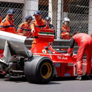 Невезение Шарля Леклера в Монако продолжается: он разбил легендарную Ferrari Ники Лауды