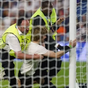 Активист выбежал на поле во время матча женского Евро и попытался приклеить себя к воротам