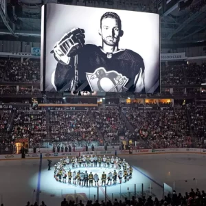 Адам Джонсон получает трогательное видео-поздравление от своих товарищей по команде и НХЛ