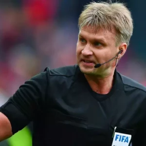 Мнение экс-судьи ФИФА Лапочкина о удалении Абаскаля: следовало показать две красные карточки, игроки не разобрались.