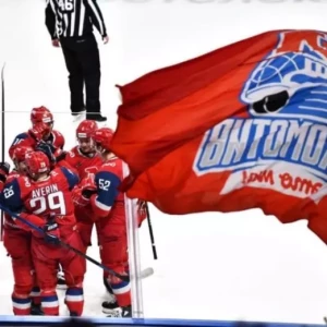 Подробный видеообзор матча КХЛ, в котором "Локомотив" одержал победу над "Куньлунь" на выезде.
