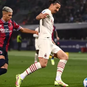 «Милан» вырвал победу у «Болоньи», соперник заканчивал матч вдевятером