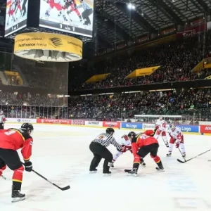 Несколько хоккеистов провалились под лёд в Швейцарии во время матча