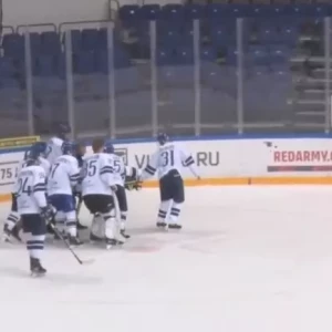 Хоккеист МХК «Динамо» потерял сознание во время матча