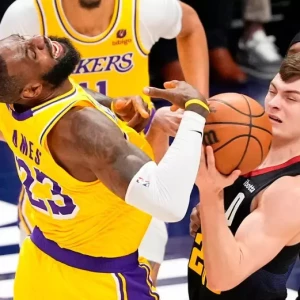 Горячий спор Леброна Джеймса из "Лейкерс" с судьей НБА: просочилось аудио после поражения от "Денвера"