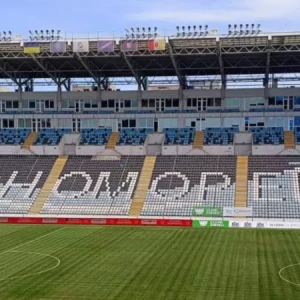 На трибунах стадиона Черноморец в Одессе украинизировали название команды