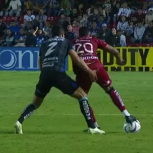 Игрок в лиге Мексики был удален после того, как засунул пальцы между ягодиц соперника с вмешательством ВАР.