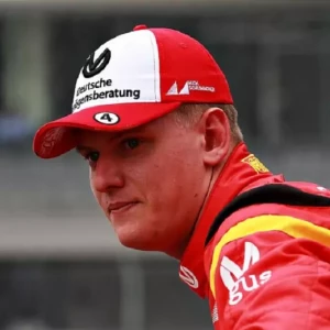 Гран-при Монако был остановлен из-за аварии Шумахера. Его болид раскололся (ФОТО)