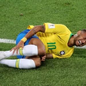 Журналист Датена: бразильский футболист Неймар был обязан попрощаться с Пеле. Если бы он захотел, он бы приехал