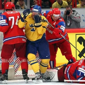 Дмитрий Калинин сломал нос шведскому нападающему Франзену на чемпионате мира по хоккею