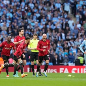 Манчестер Юнайтед выживает после нападения Ковентри Сити и выходит в финал Кубка Англии.