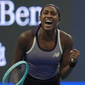 Коко Гофф снова улыбается и побеждает Паулу Бадосу, выходя в финал China Open
