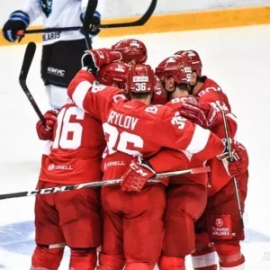 Большая группа хоккеистов «Спартака» отравилась во Владивостоке