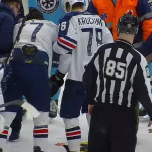 Хоккеисту «Торпедо» шайбой разбили голову после броска одноклубника в матче с «Сибирью»